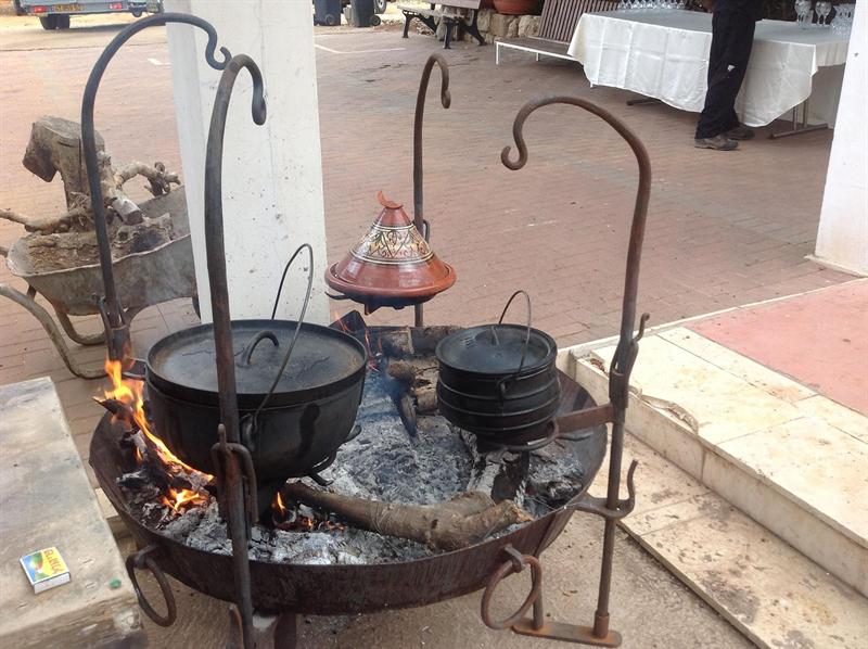 מגוון הקדרות השונות בהם לומדים לבשל בסדנת הקדרות