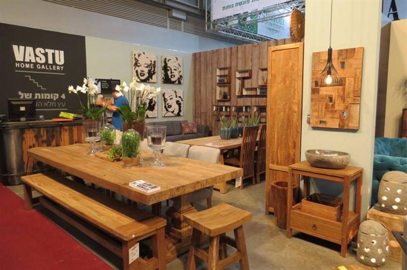 שולחן אוכל עם ספסלים עשויים עץ טבעי