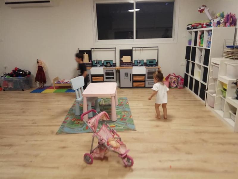 הילדים מתרגשים מחדר המשחקים החדש שלהם