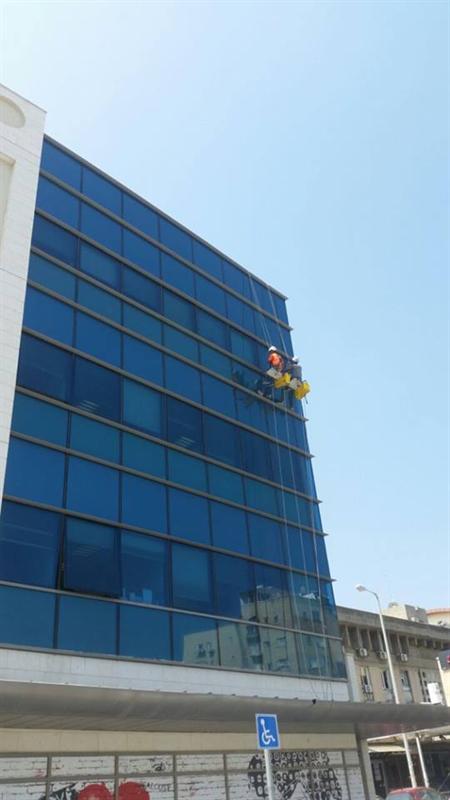 עבודת ניקוי חלונות שמיים עבודות בגובה