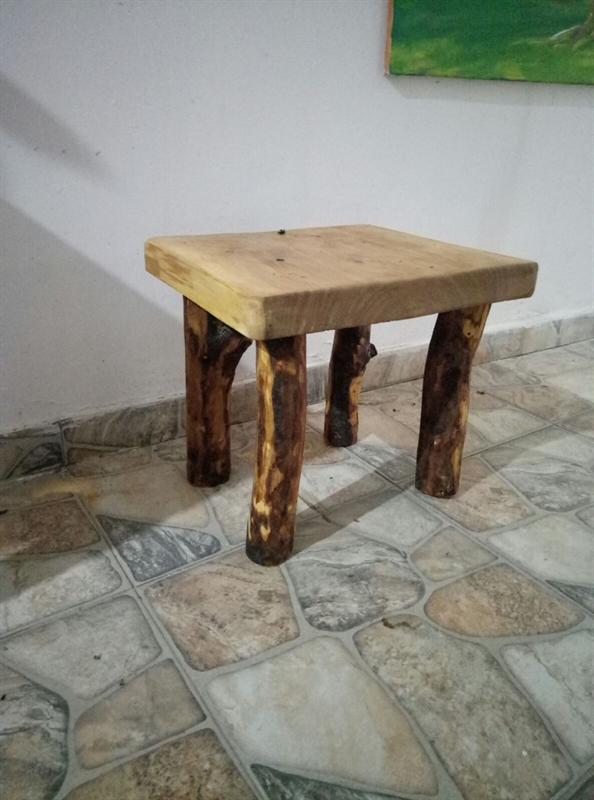 שולחן קטן מקליפת עץ ברוש