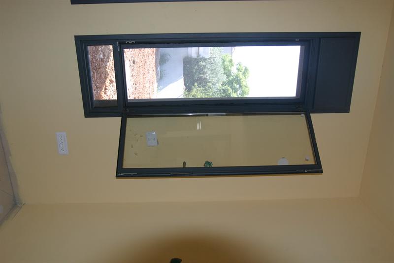 חלון בלגי פתיחה עם קבוע ותרים מונובלוק בהתקנה שטוחה