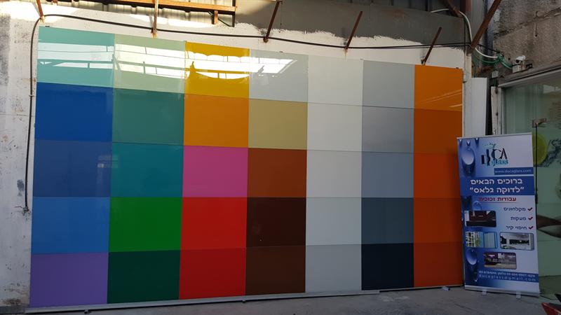 כניסה לתצוגה של דוקה גלאס - קיר צבעי RAL