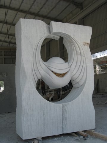 פסל בהזמנת חברת טבע - תעשיות פרמצביטיות בע"מ - "אנושות"
